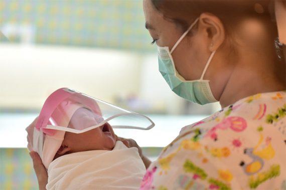 Κορονοϊός: Δείτε τον πρωτότυπο τρόπο που προστατεύουν τα νεογέννητα σε νοσοκομείο της Ταϊλάνδης