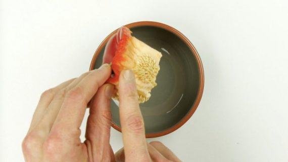 αφαιρεί τους σπόρους της πιπεριάς