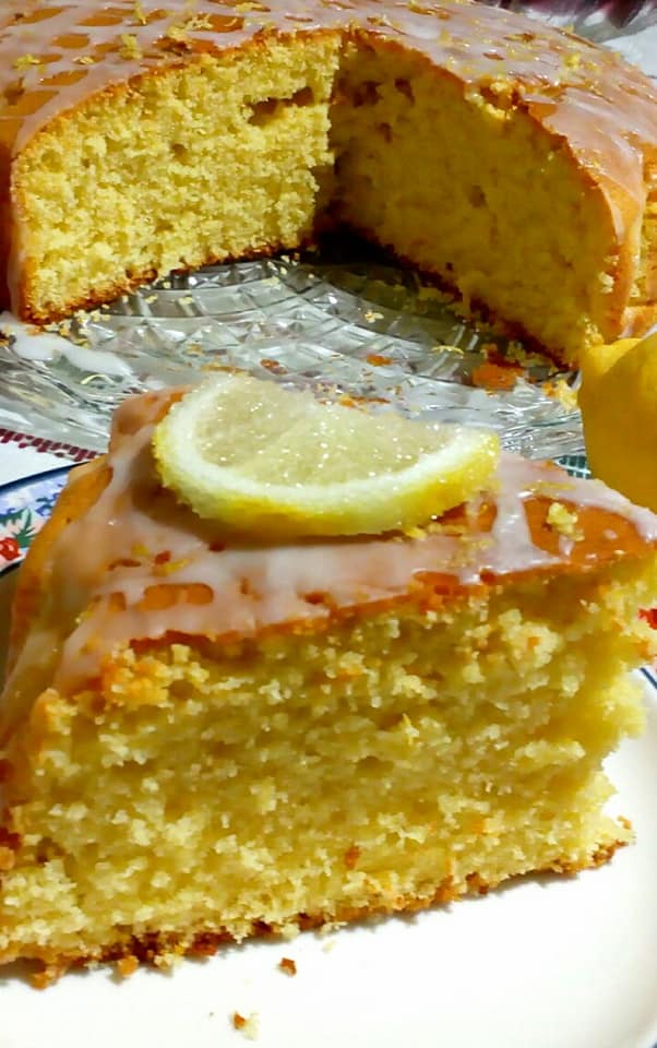 Αφράτο κέικ λεμόνι με γιαούρτι και γλάσο λεμονιού!