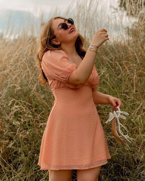 γυαλιά ηλίου με καλοκαιρινό plus size ροδακινί φόρεμα