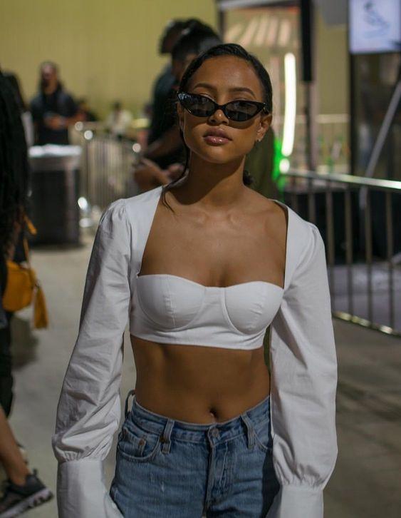 γυαλιά ηλίου με άσπρο τοπ και τζιν παντελόνι