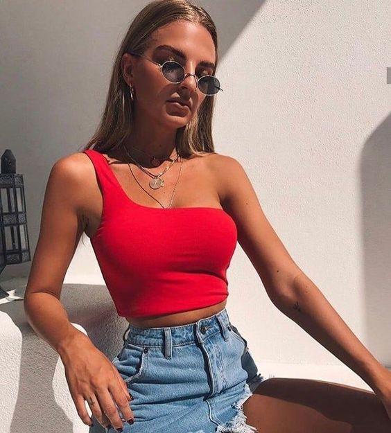 γυαλιά ηλίου με κόκκινο τοπ και τζιν σορτσάκι