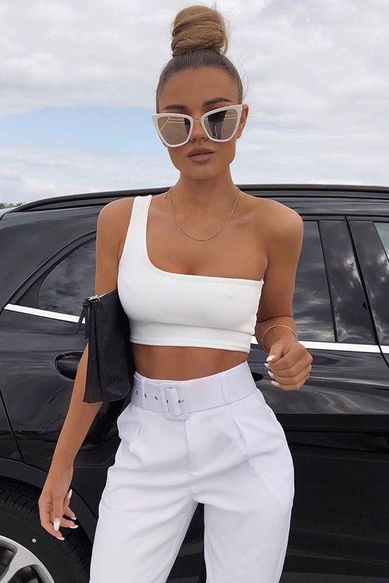 άσπρο τοπ και άσπρο παντελόνι με γυαλιά ηλίου
