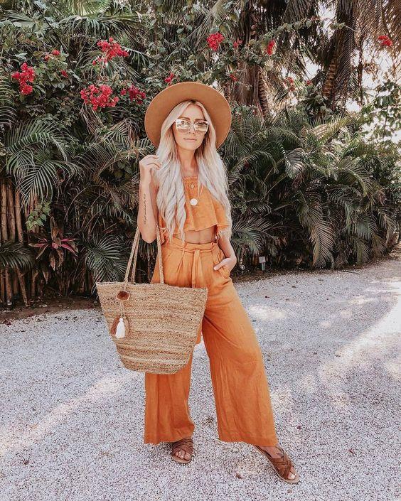 γυαλιά ηλίου με με πορτοκαλί τοπ πορτοκαλί παντελόνα και πορτοκαλί καλοκαιρινό καπέλο