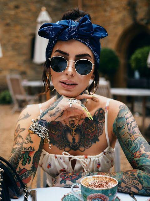 γυαλιά ηλίου με τατουάζ και άσπρη μπλούζα