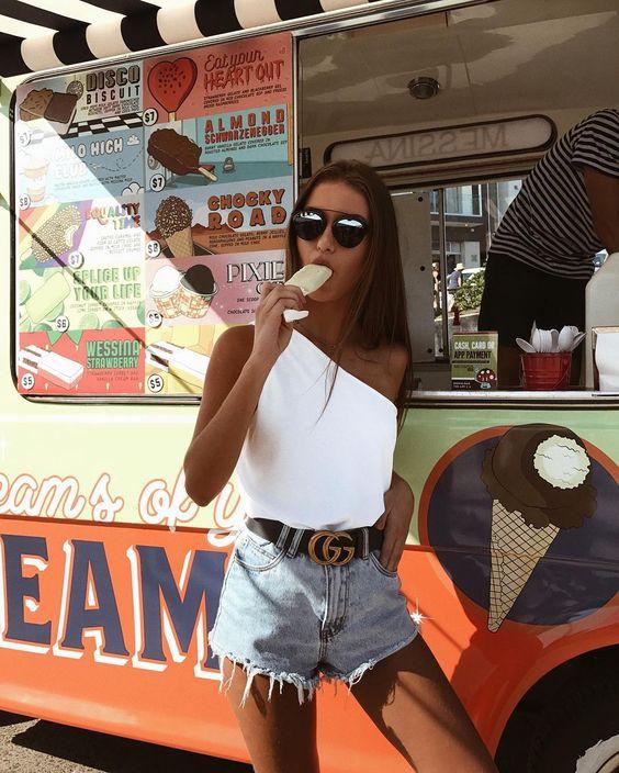 γυαλιά ηλίου με άσπρη μπλούζα και τζιν σορτσάκι