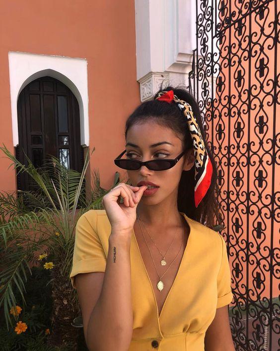 γυαλιά ηλίου με animal print κορδέλα και πορτοκαλί μπλούζα