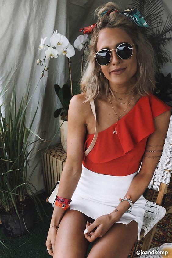 γυαλιά ηλίου με πορτοκαλί μπλούζα και άσπρη φούστα