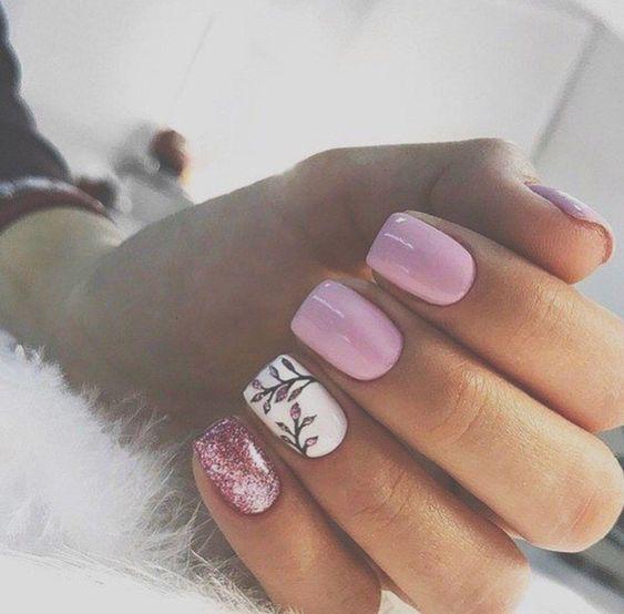 τετράγωνο μανικιούρ σε ροζ αποχρώσεις με στρας και ζωγραφισμένα λουλούδια