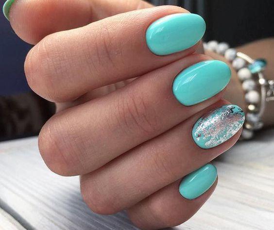 έντονο θαλασσί μανικιούρ με στρας