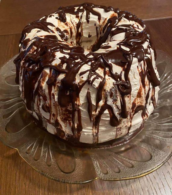 Τρίπατη τούρτα σαν κέικ με σαντιγί και γλάσο σοκολάτας