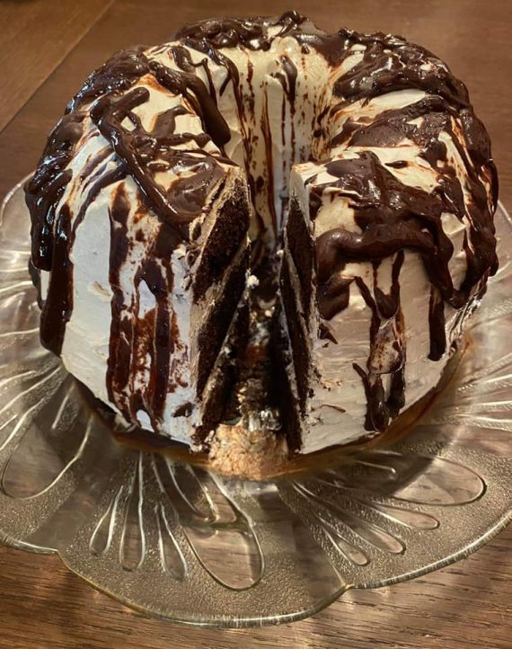 Τρίπατη τούρτα σαν κέικ με σαντιγί και γλάσο σοκολάτας