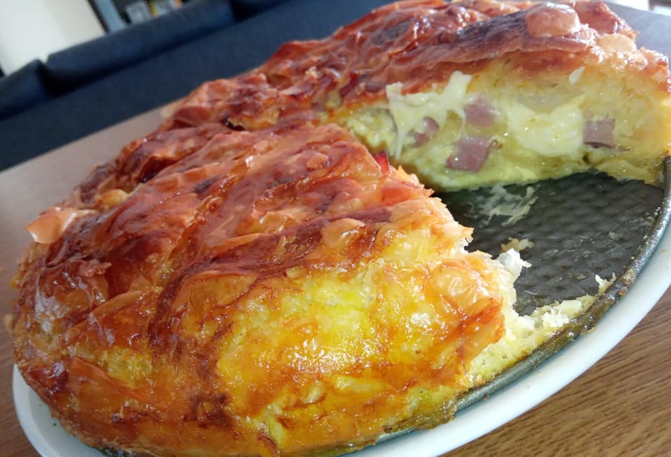 ζαμπονοτυρόπιτα αφράτη με φύλλο κρούστας και λίγα υλικά