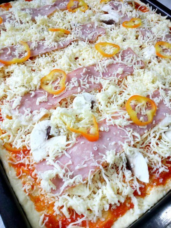 Συνταγή για pizza σπέσιαλ σε λαμαρίνα με τραγανή βάση