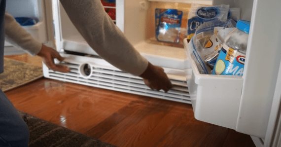 5 απλά & πανεύκολα βήματα για να καθαρίσετε το δυσκολότερο σημείο του ψυγείου που κανείς δεν το κάνει!