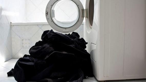 Σκουρόχρωμα ρούχα: 2 diy τρόποι να αφαιρέσετε τους δύσκολους λεκέδες