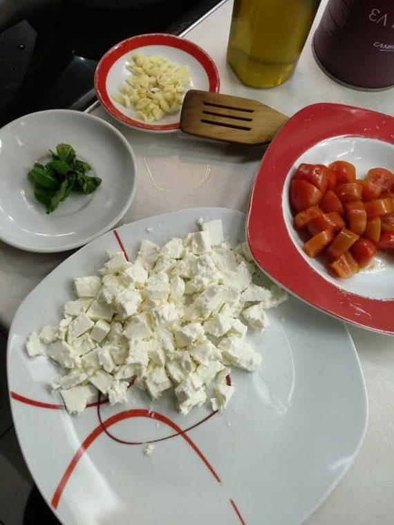 Ταλιατέλες με σάλτσα φέτας, σκόρδο & ντοματίνια