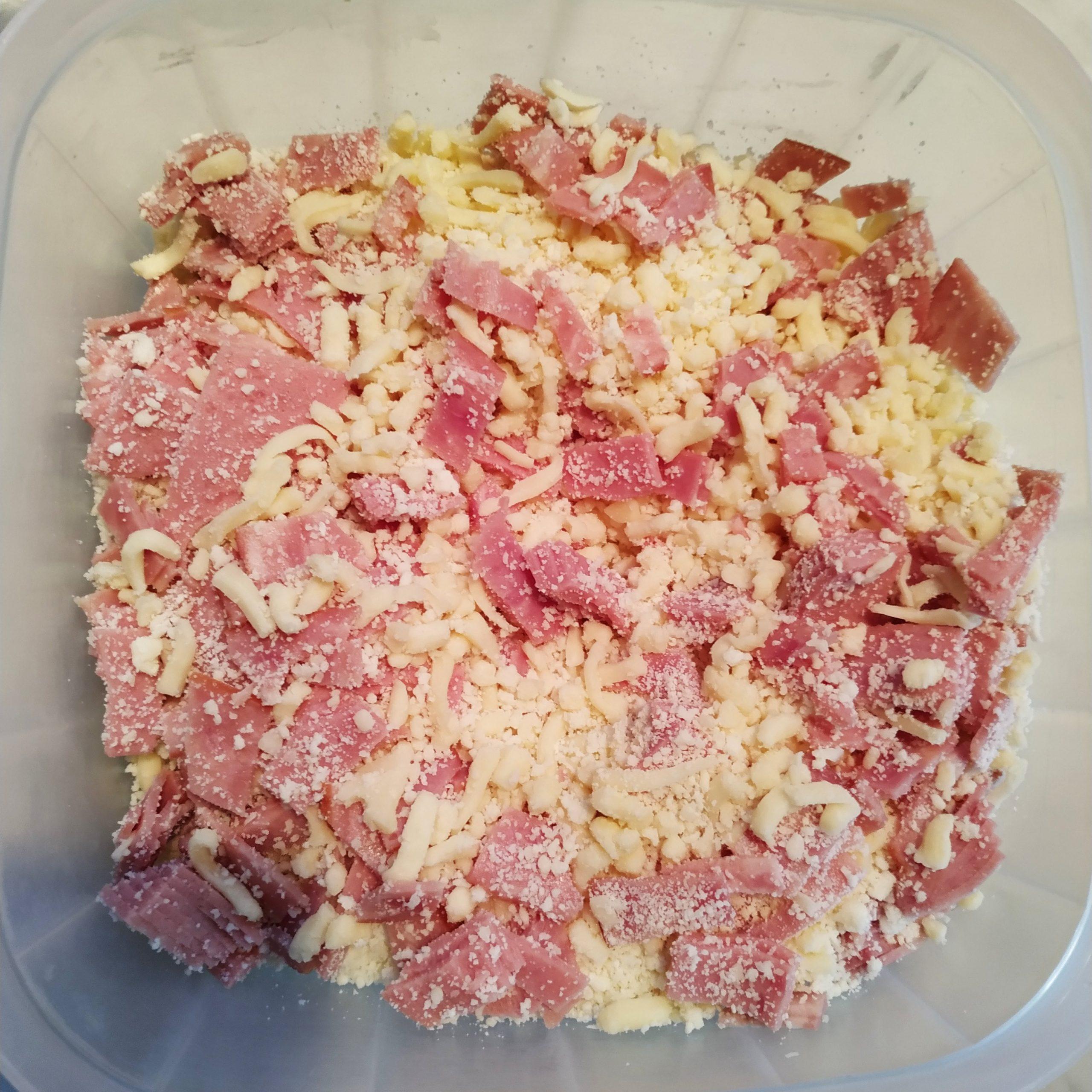 ανακτευουμε τα διαφόρα τυριά με το ζαμπόν και το μπέικον