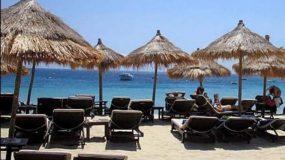 Ξαπλώστρες-κλουβιά: Η πρώτη παραλία με πλέξιγκλας στη Σαντορίνη (εικόνα)