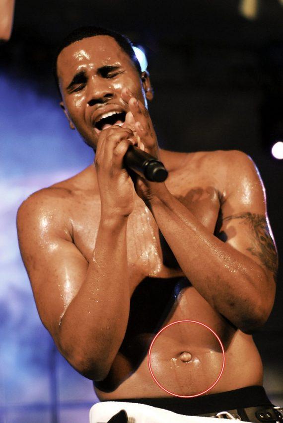 Ο Jason Derulo χωρίς μπλούζα σε συναυλία