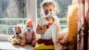 Οι μάσκες θέτουν σε κίνδυνο τα παιδιά; Γιατρός εξηγεί αν και πως κινδυνεύουν τα παιδιά