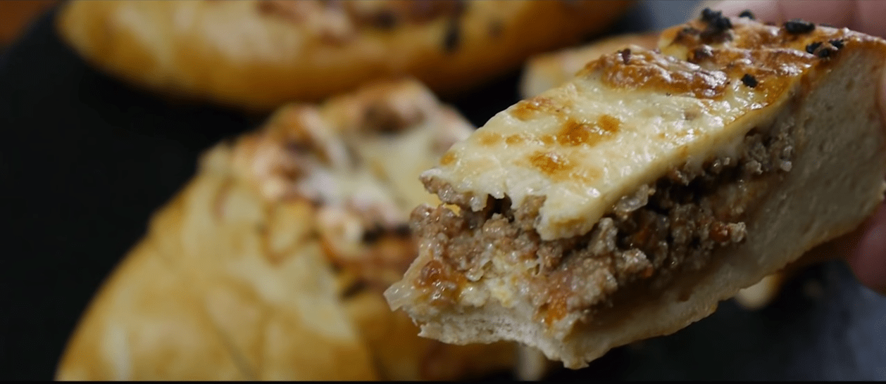 Πεϊνιρλί γίγας με κιμά και αφράτη βουτυρένια ζύμη