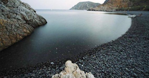 Η ελληνική παραλία που μοιάζει...βγαλμένη από θρίλερ - Θεωρείται η πιο τρομαχτική του κόσμου!