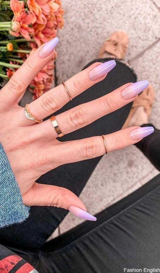 μανικιούρ σε μοβ και μπεζ αποχρώσεις