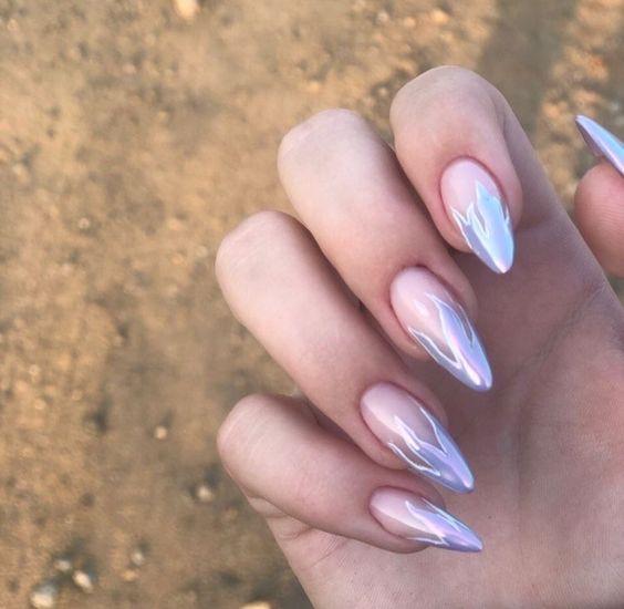 μανικιούρ σε nude αποχρώσεις με ιριδίζον γαλάζια φλόγα