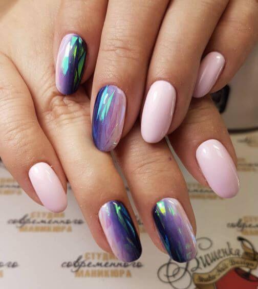μανικιούρ σε ροζ αποχρώσεις και ιριδίζον σε μοβ, πράσινες και γαλάζιες αποχρώσεις