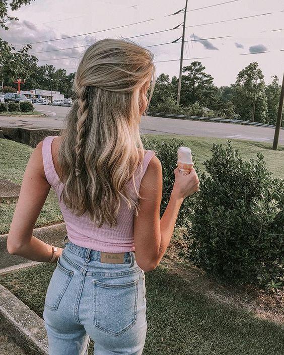 ξανθά μαλλιά με ένα πλεξουδάκι στη μέση