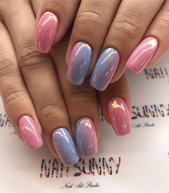μανικιούρ σε γαλάζιες και ροζ αποχρώσεις με λάμψεις
