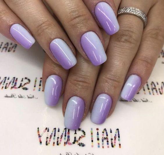 μανικιούρ σε μοβ αποχρώσεις και λάμψεις