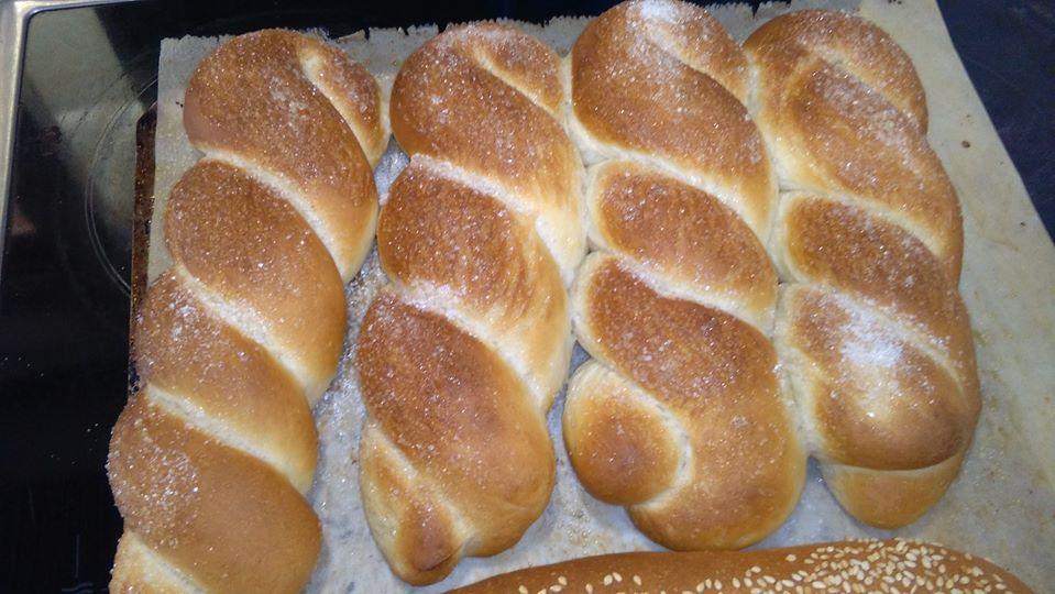 γλυκα ψωμακια πασπαλισμενα με ζαχαρη