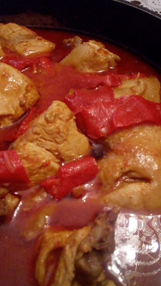Κοτόπουλο κοκκινιστό με πάπρικα και πιπεριές