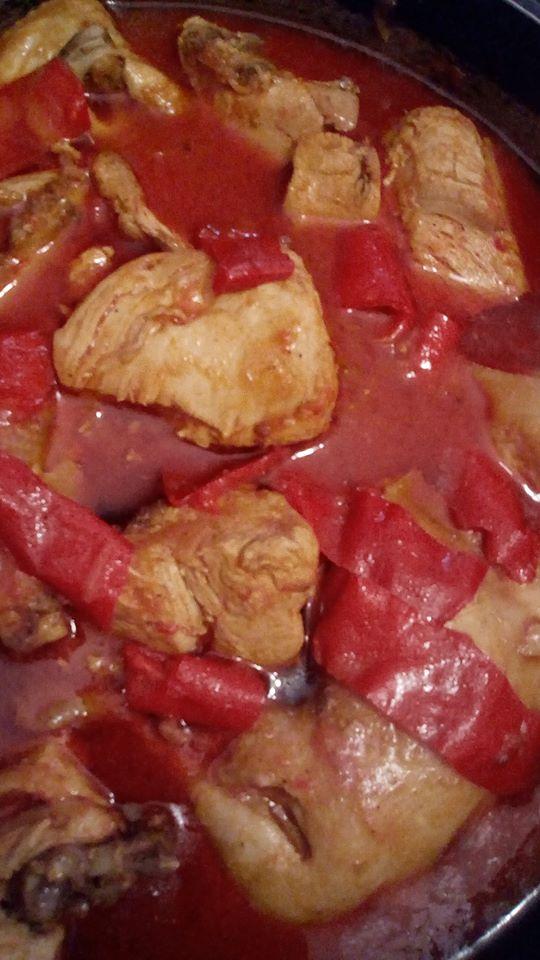 Κοτόπουλο κοκκινιστό με πάπρικα και πιπεριές