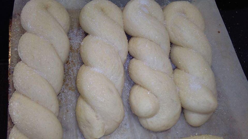 ψωμακια πλεξουδες πασπαλισμενα με ζαχαρη