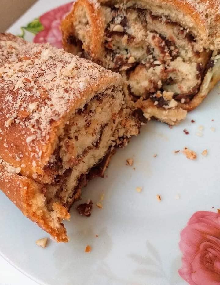 αφρατο μπριος γεμιστο με σοκολατα πασπαλισμενο με ξηρους καρπους