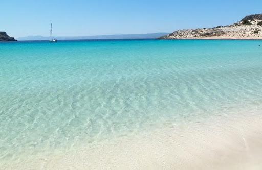 Η ελληνική παραλία με τα γαλαζοπράσινα νερά & την χρυσή αμμουδιά - Η ομορφιά της θα σας μαγέψει!