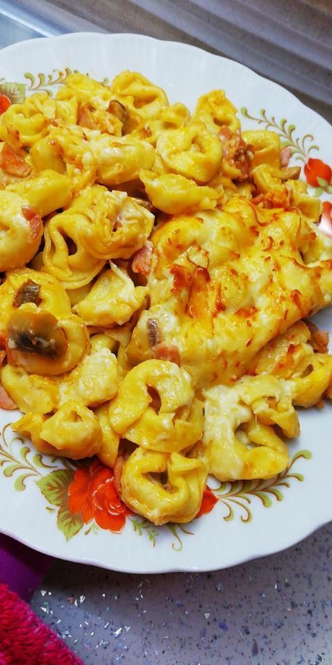 τορτελινια με μπεσαμελ και μπεικον