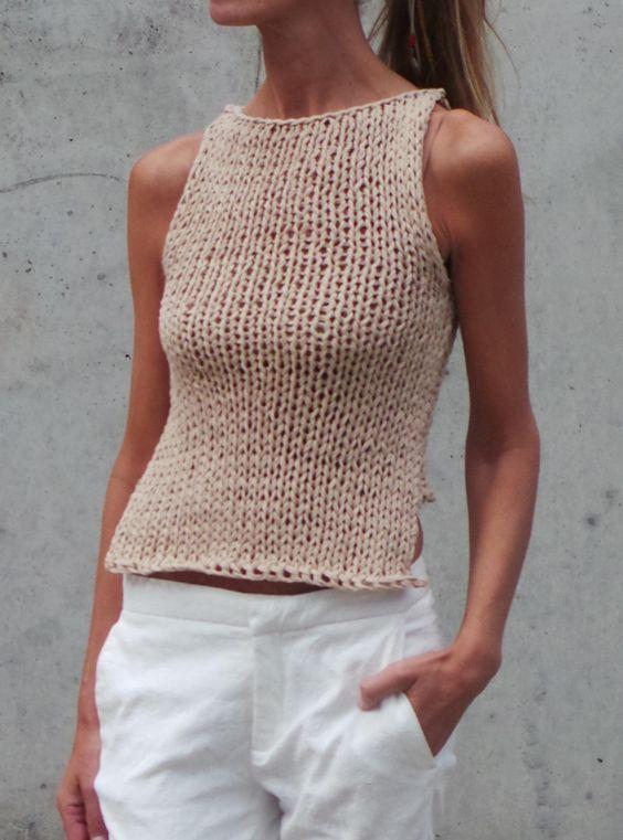 πλεκτό μπεζ τοπ με λευκό παντελόνι