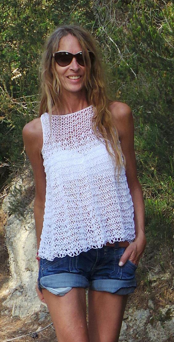 λευκό πλεκτό τοπ με τζιν σορτσάκι