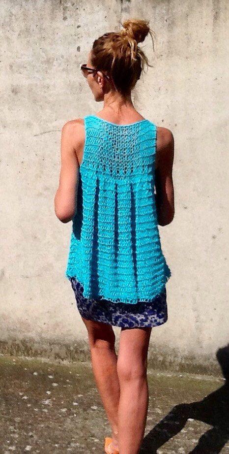 πλεκτή γαλάζια μπλούζα με μπλε φούστα