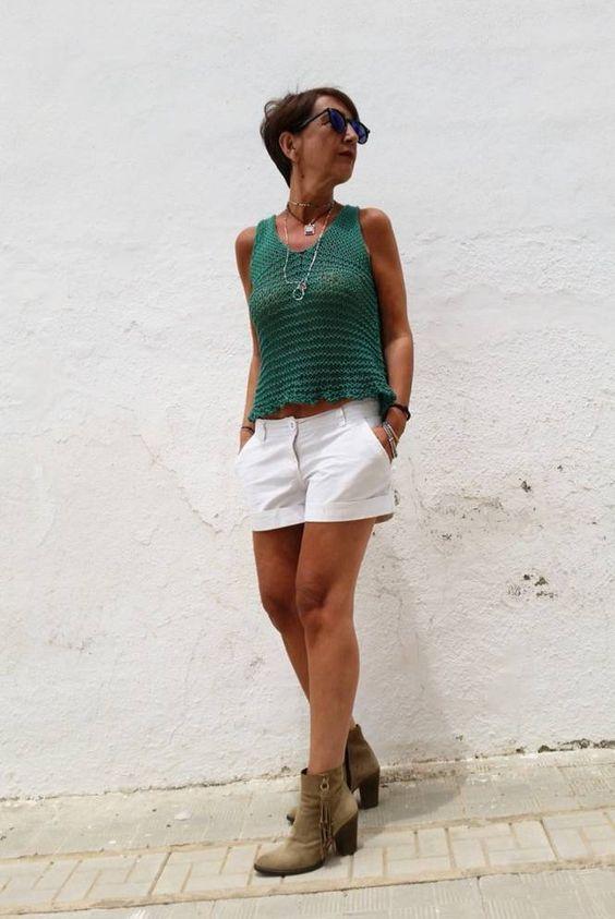 πλεκτό πράσινο τοπ με άσπρο σορτσάκι