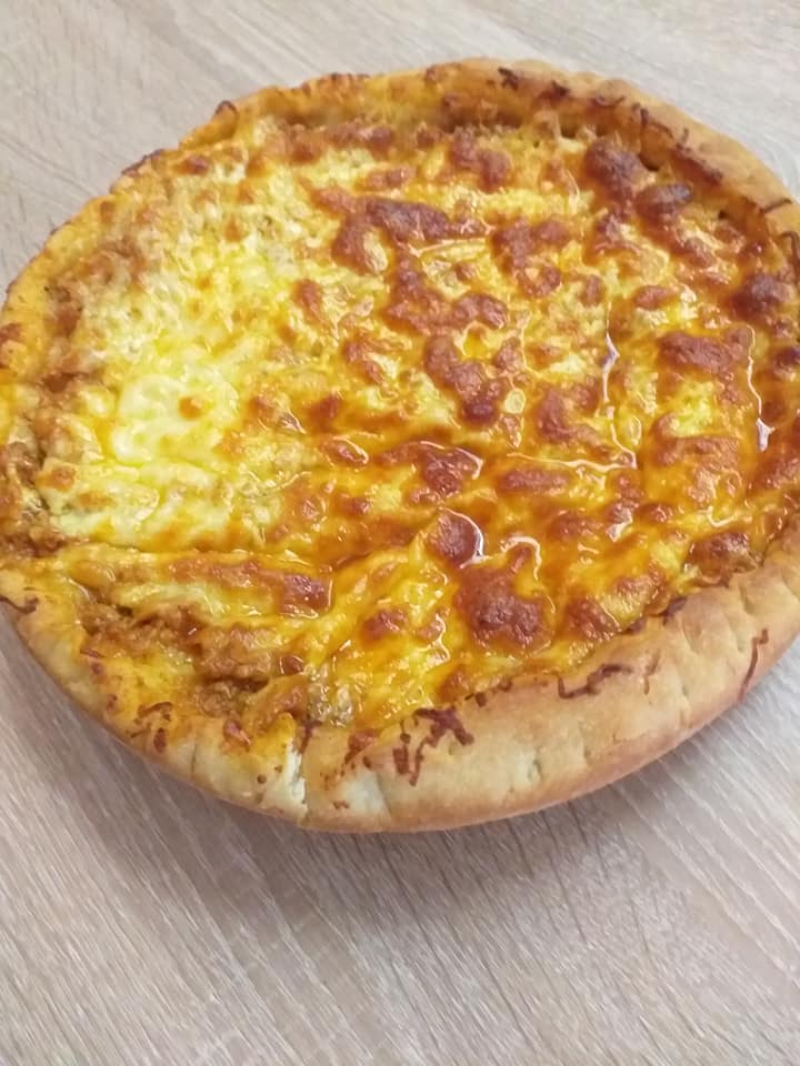 Στρογγυλή ξεσκέπαστη πίτα με κιμά και λιωμένο τυρί