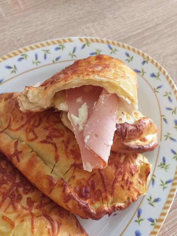 λαχταριστα σπιτικα καλτσονε με μοτσαρελα και τυρι κρεμα