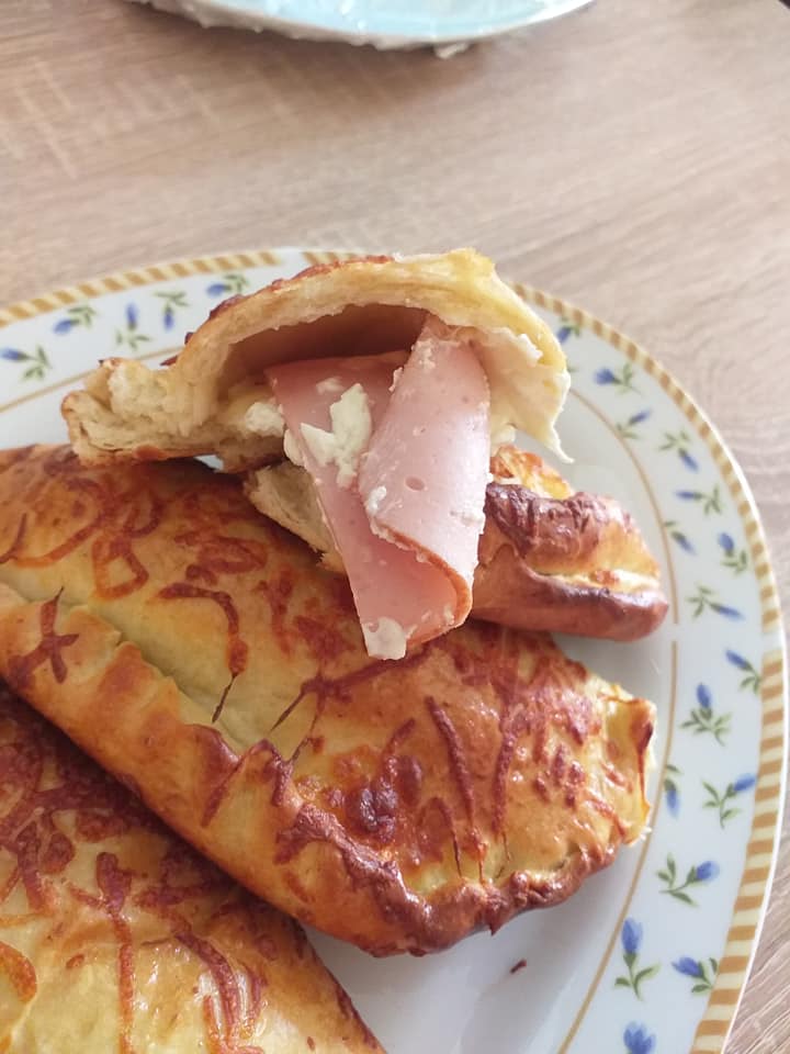 λαχταριστα σπιτικα καλτσονε με μοτσαρελα