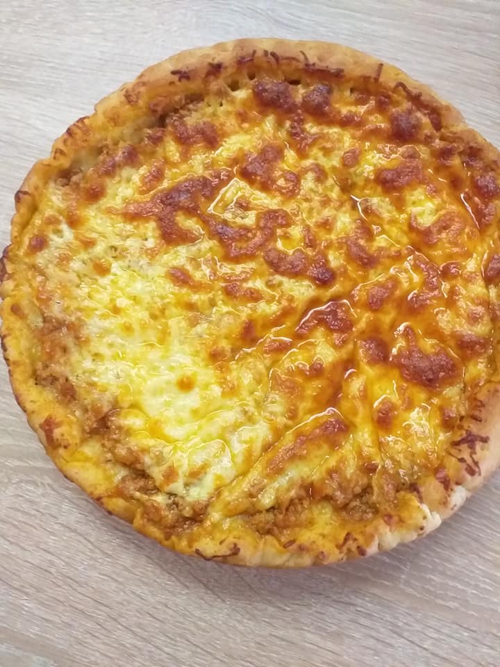 ξεσκέπαστη πίτα με κιμά και λιωμένο κίτρινο τυρί