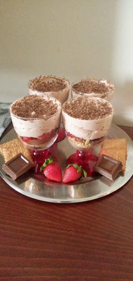 γλυκο ψυγειου με πραλινα φουντουκιου και φραουλες