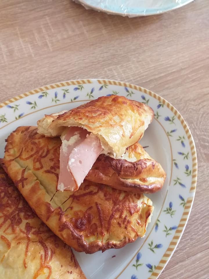 λαχταριστα σπιτικα καλτσονε με μοτσαρελα τυρι κρεμα και γαλοπουλα